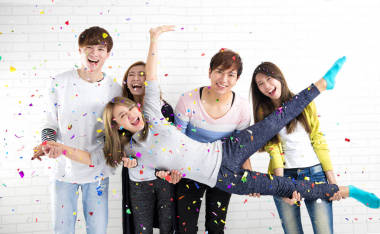 庆祝节日和在家聚会的年轻人图片