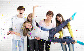 庆祝节日和在家聚会的年轻人图片