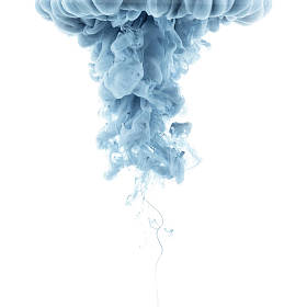 在白色上隔离灰墨飞溅的关闭视图