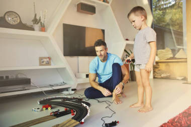 父親和兒子玩玩具汽車