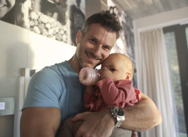 抱著孩子的父親 圖片