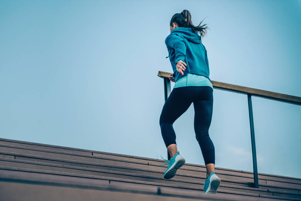 年轻女子户外慢跑照片 年轻女子户外慢跑照片