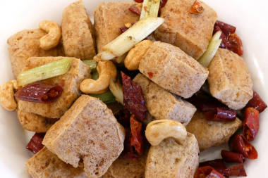 餐厅内餐桌上的油炸臭豆腐图片