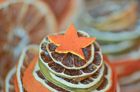 干橘子, 桔子, 在金属烤箱上的石灰