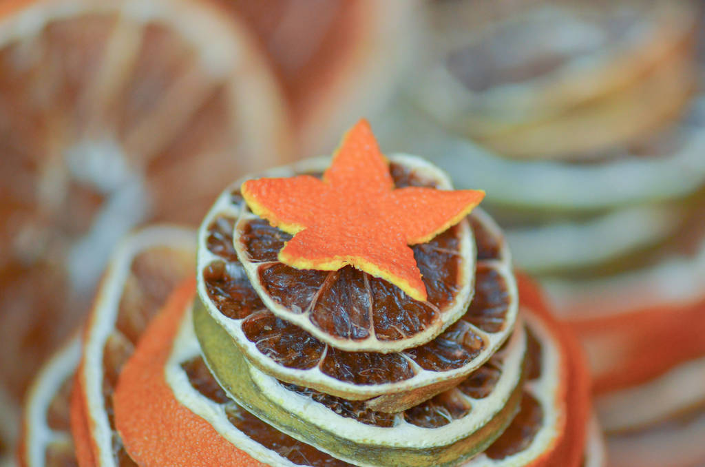 干橘子, 桔子, 在金属烤箱上的石灰