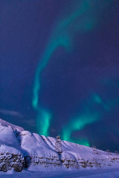 极地北极北极光在挪威斯瓦尔巴特的天空之星在朗伊尔城市的月亮山脉