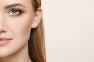 美麗的姑娘的臉。完美肌膚圖片