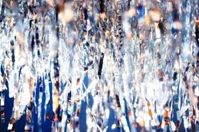 银色蛇形闪亮闪光背景。圣诞节和新年假期概念