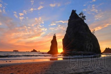 日落時(shí)有海棧的海岸線