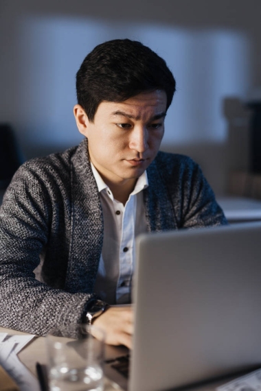 嚴(yán)肅的推銷員或交易員在晚上在線工作