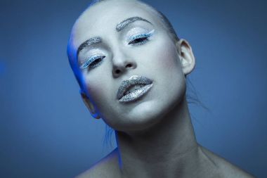 作为冰皇后的年轻时装模特图片