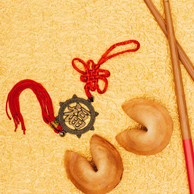 中國黃金表面的護(hù)身符和幸運(yùn)餅干的頂部觀, 中國新年