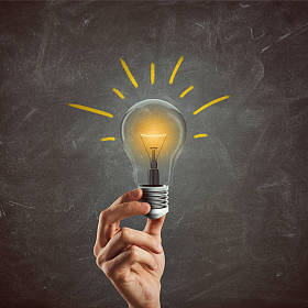 商人拿着一个灯泡