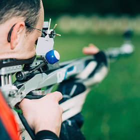 男性训练射击与自由步枪图片
