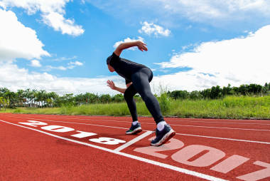 赛跑者跑穿越2017到2018为目标赢取。假日和体育概念