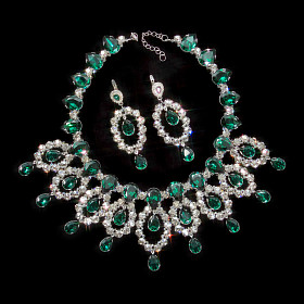 项链和耳环图片