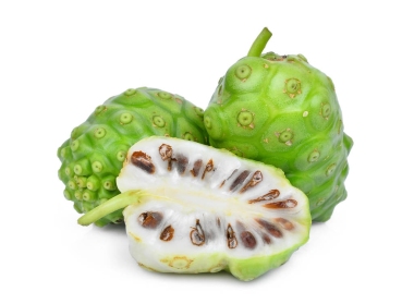 整个和一半的白色背景上孤立的诺丽果