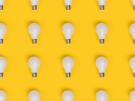 在黄色上隔离灯泡的全帧布置图片