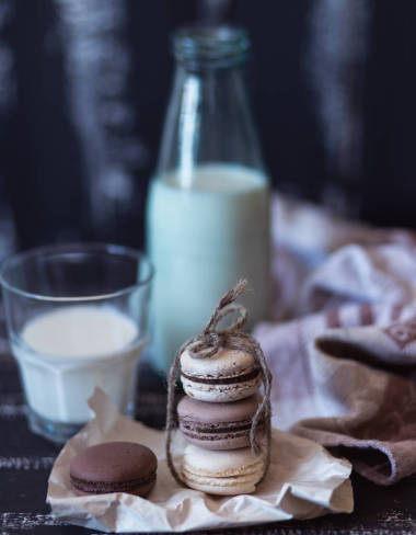 五顏六色的杏仁在深色木背景。甜馬卡龍