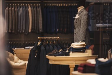 男士服裝豪華店.