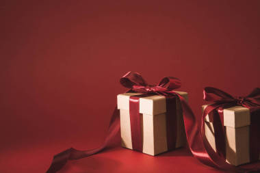 三禮品盒的關(guān)閉視圖紅色的絲帶裝飾