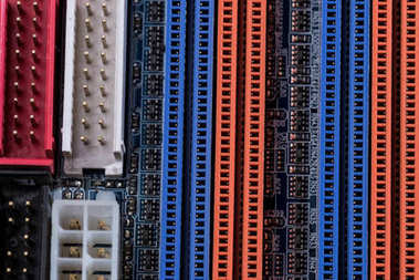 计算机主板的关闭视图彩色端口