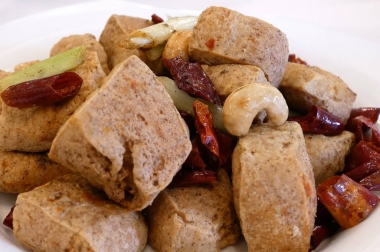 餐廳內(nèi)餐桌上的油炸臭豆腐