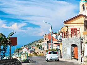 阿马尔菲海岸 Agerola 路上的汽车
