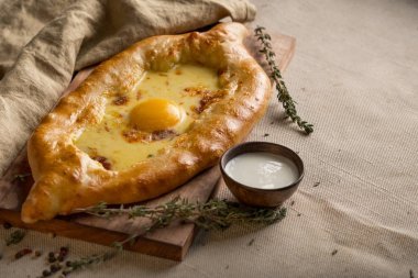 自制餡餅蛋, 奶酪和碗奶油碗在土氣的布, 頂部查看與復制空間