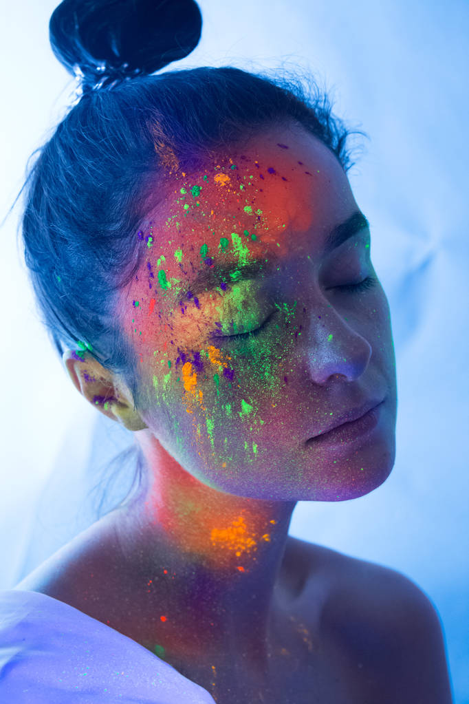 美丽的霓虹灯风格的女人与创意弥补