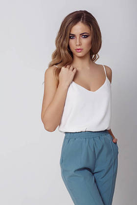 身穿蓝色套装的年轻美女的时尚肖像 