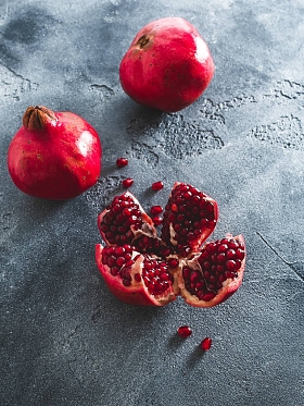 石榴在黑暗的背景下。平躺, 顶部视图。食品概念