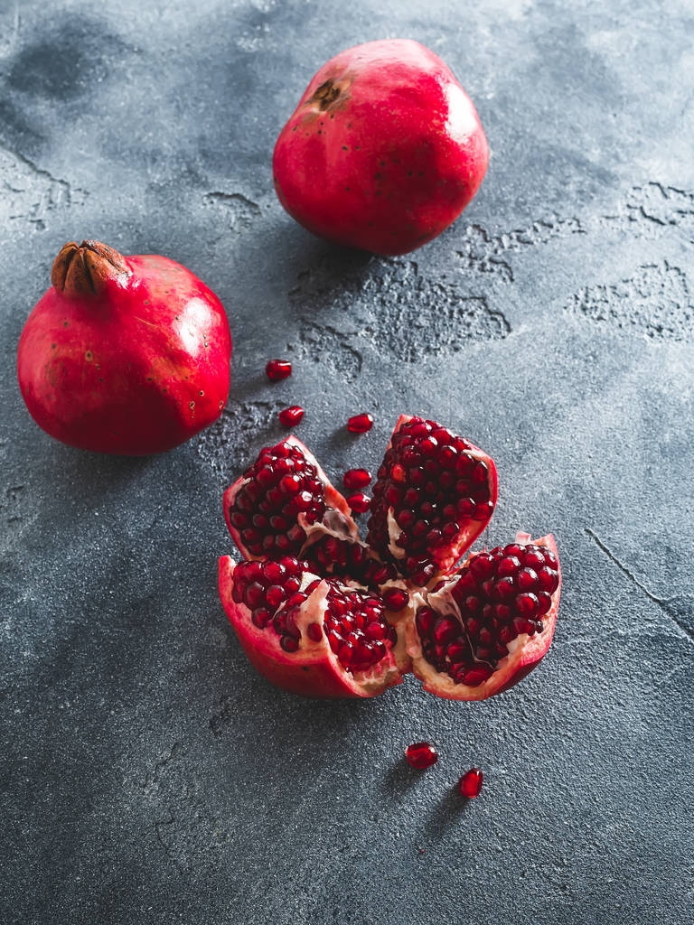 石榴在黑暗的背景下。平躺, 顶部视图。食品概念