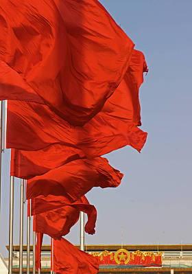 中国北京风旗旗杆上红旗飘扬