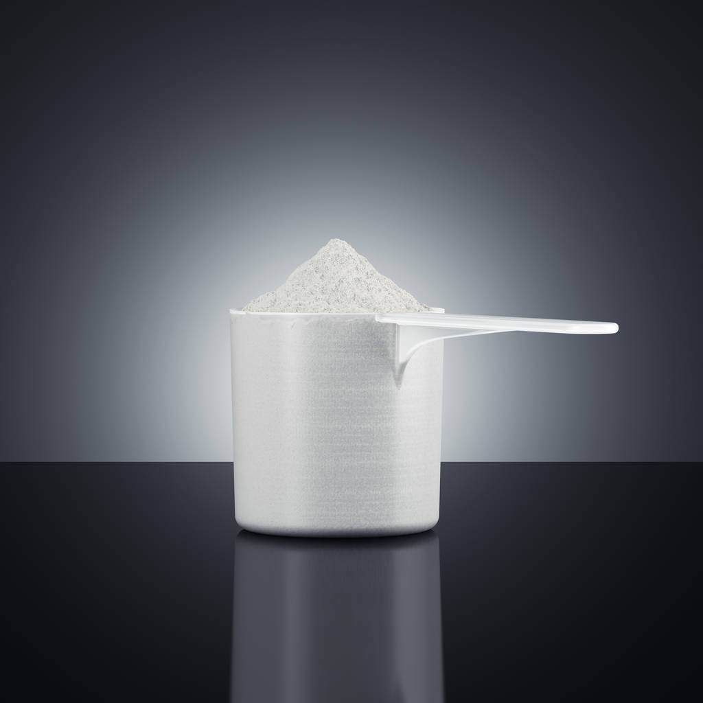 在深色背景上分离的蛋白杯。3d 渲染
