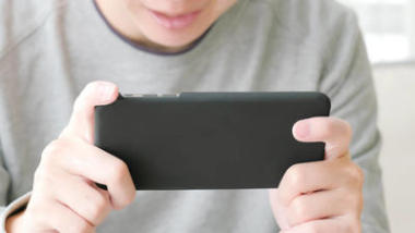 在家玩手機(jī)游戲的人