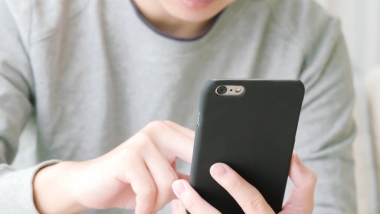 在家玩手機(jī)游戲的人