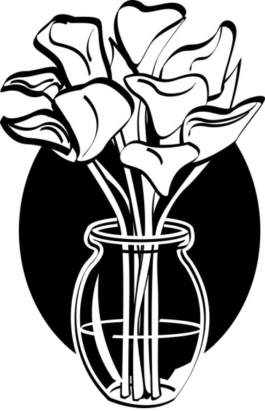 在超过一个蓝色的椭圆，在复活节的透明玻璃花瓶马蹄莲百合大堆