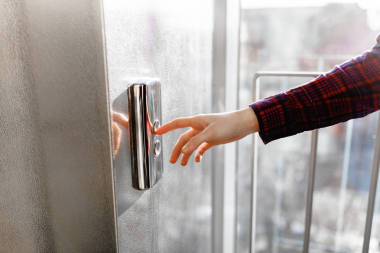 拇指按電梯按鈕, 一只手伸向按鈕, 女孩等待電梯, 按下按鈕啟動(dòng), 隔離