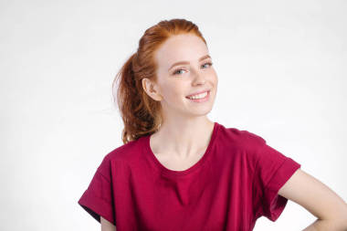 在白色背景上被孤立的微笑的妇女