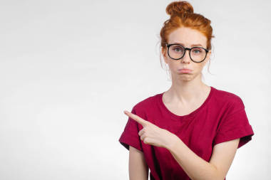 不高興的女人指著。消極情緒, 面部表情感覺