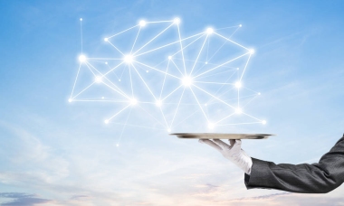 女服務(wù)生的手的裁剪圖像