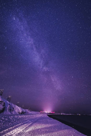 與多彩銀河系和黃燈在山的夜景觀。滿天星斗的天空，在夏天的小山。美麗的宇宙?？臻g背景
