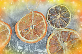 干橘子, 桔子, 在金属烤箱上的石灰