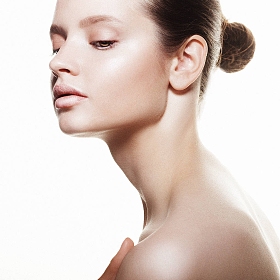 与清洁纯度皮肤美丽健康女人脸