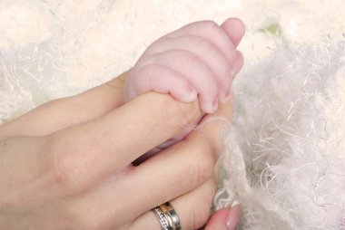 句柄的孩子在母親的手