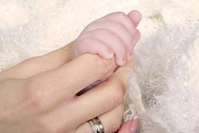 句柄的孩子在母亲的手