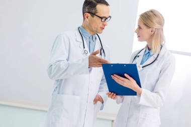 兩名白大褂醫(yī)生談醫(yī)院診斷