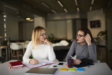 女性同事討論設計的組織展示的有趣想法