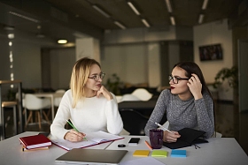 女性同事讨论设计的组织展示的有趣想法